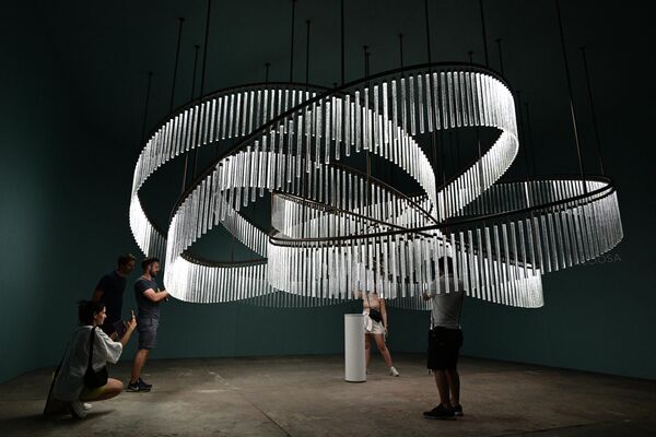 يشاهد الزوار مشروع فني Composition in Crystal، تركيب ضوئي وصوتي تفاعلي من قبل متخصص الإضاءة الزخرفية التشيكي بريكوسا لايتنغ (Preciosa Lighting)، في إطار معرض ديزاين فير (Design Fair) في ميلانو، إيطاليا، 6 يونيو 2022. - سبوتنيك عربي