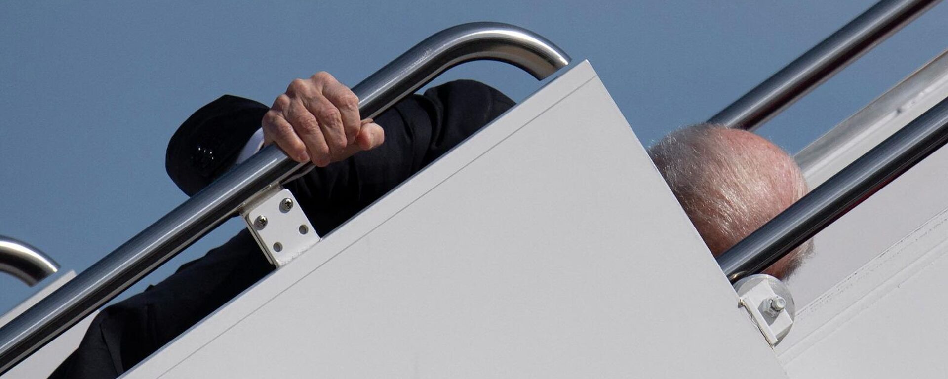 الرئيس الأمريكي، جو بايدن، يسقط على سلم الطائرة، 19 مارس/ آذار 2021 - سبوتنيك عربي, 1920, 09.06.2022