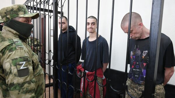المرتزقة شون بينر وأيدن أسلين وسعدون إبراهيم من داخل المحكمة العليا لجمهورية دونيتسك الشعبية - سبوتنيك عربي