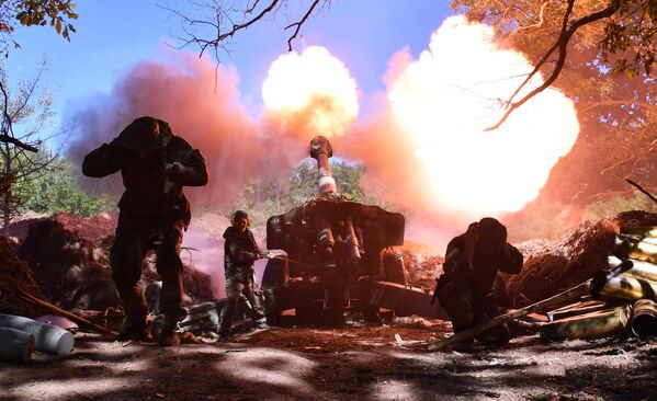 إطلاق المدافع التابعة لشرطة دونيتسك الشعبية العسكرية على مواقع القوات الأوكرانية. - سبوتنيك عربي