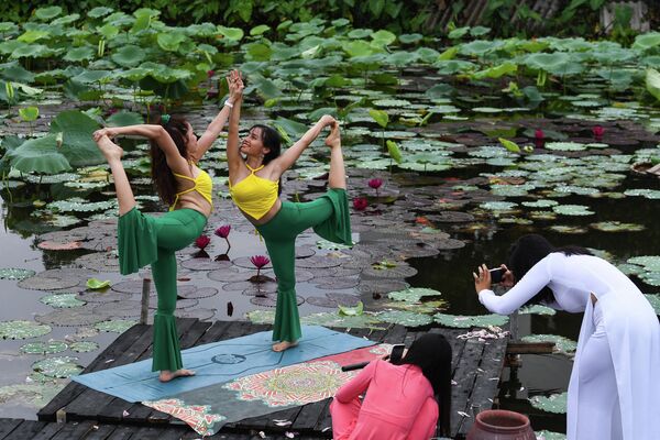 نساء أثناء التقاط صورة في بحيرة ويست ليك لوتس برك في العاصمة الفيتنامية هانوي في 6 يونيو 2022. - سبوتنيك عربي