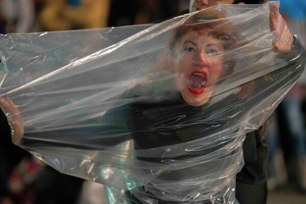 امرأة تؤدي عرضًا خلال مظاهرة بمناسبة الذكرى السابعة لحركة ني أونا مينوس في وسط مدينة مونتيفيديو، أوروغواي، 3 يونيو 2022. حركة شعبية بدأت في الأرجنتين لمحاربة العنف ضد النساء. - سبوتنيك عربي