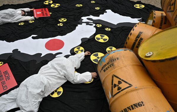 نشطاء بيئيون كوريون جنوبيون يؤدون عرضًا خلال احتجاجات في سيول ضد خطة اليابان لتصريف مياه فوكوشيما المشعة في البحر، وذلك بمناسبة اليوم العالمي للمحيطات في 8 يونيو 2022. - سبوتنيك عربي