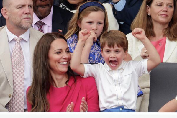 تفاعلت كاثرين ، دوقة كامبريادج البريطانية (يسار) وابنها الأمير البريطاني لويس من كامبريدج (يمين) خلال مسابقة بلاتينيوم في لندن في 5 يونيو 2022. - سبوتنيك عربي