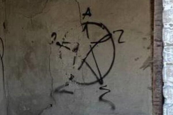 رمز غامض مرسوم على جدار منزل خاص في فولنوفاخا، حيث تم تجهيز مواقع القوات المسلحة الأوكرانية. - سبوتنيك عربي