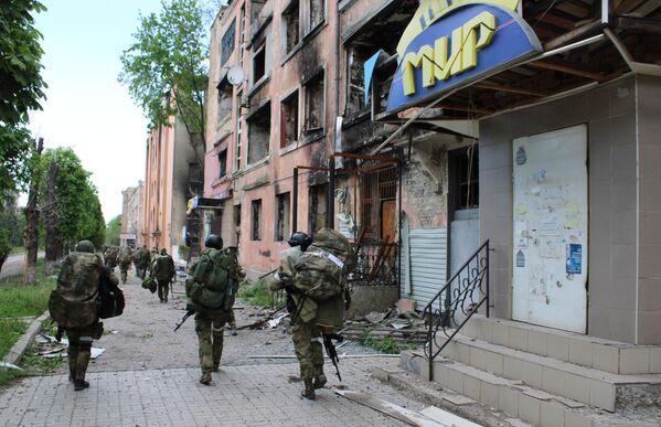 مبان سكنية مدمرة بعد القتال العنيف بين عناصر الشرطة العسكرية الشيشانية والقوات الأوكرانية - سبوتنيك عربي