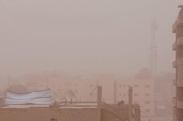 عاصفة غبارية في مدينة دير الزور شرقي سوريا
 - سبوتنيك عربي