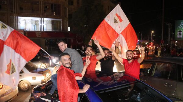 الحلبيون يملؤون شوارع مدينتهم ليلا احتفالا بتتويج ناديهم الأهلي بلقب دوري كرة السلة للرجال - سبوتنيك عربي