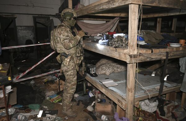 جندي روسي يتفقد مصنع آزوفستال في ماريوبول - سبوتنيك عربي