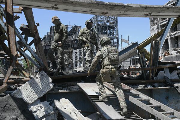 جنود روس يتفقدون أنقاض المصنع - سبوتنيك عربي