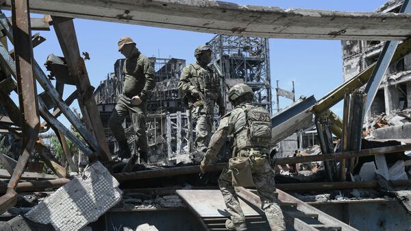 جنود روس يتفقدون أنقاض المصنع - سبوتنيك عربي