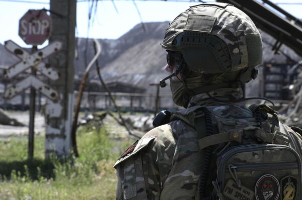 جندي روسي يؤدي مهامه بالقرب من مصنع آزوفستال - سبوتنيك عربي