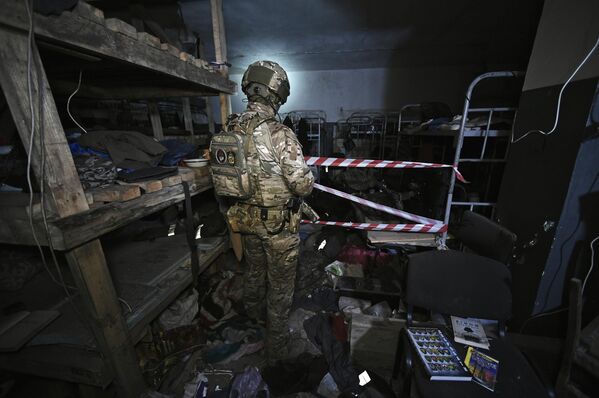 جندي روسي يفحص أقبية مصنع آزوفستال - سبوتنيك عربي