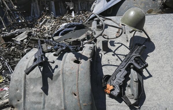 بندقية هجومية إسرائلية الصنع (يسار) من طراز إفي تافور سار  - سبوتنيك عربي