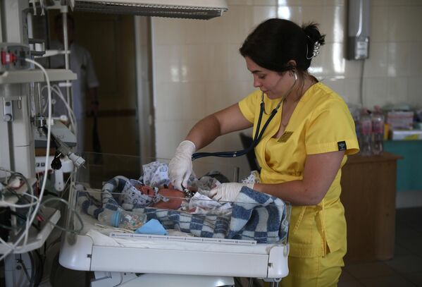 ممرضة تقوم برصد الحالة الصحية للمولود في المركز الجمهوري لحماية الأمومة والطفولة - سبوتنيك عربي