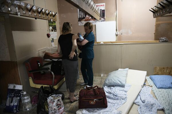 إحدى الحوامل في المركز الجمهوري لحماية الأمومة والطفولة في دونيتسك - سبوتنيك عربي