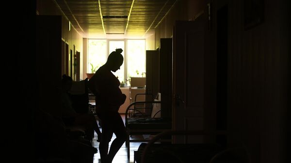 امرأة حامل في الممر بالمركز الجمهوري لحماية الأمومة في دونيتسك - سبوتنيك عربي