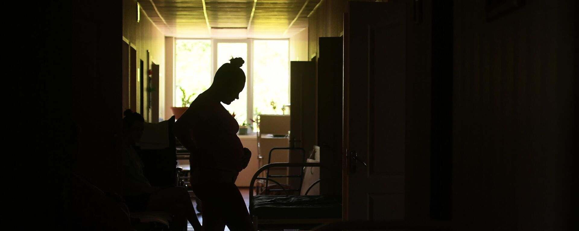 امرأة حامل في الممر بالمركز الجمهوري لحماية الأمومة في دونيتسك - سبوتنيك عربي, 1920, 26.09.2022