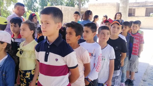 وفد روسي يقدم يحقق رغبة طلاب مدرسة سورية بمجموعة مستلزمات تحتاجها مدرستهم - سبوتنيك عربي