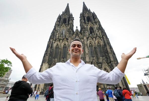 فاضل الخضر من سوريا يقف أمام كاتيدرائية كولونيا في كولونيا بألمانيا، الاثنين 20 يونيو 2022. - سبوتنيك عربي