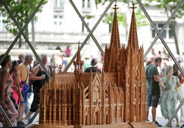 نموذج خشبي لكاتيدرائية كولونيا التراثية، صنعه فاضل الخضر من سوريا، تم عرضه في دومفوروم في كولون بألمانيا، السبت 18 يونيو 2022 - سبوتنيك عربي