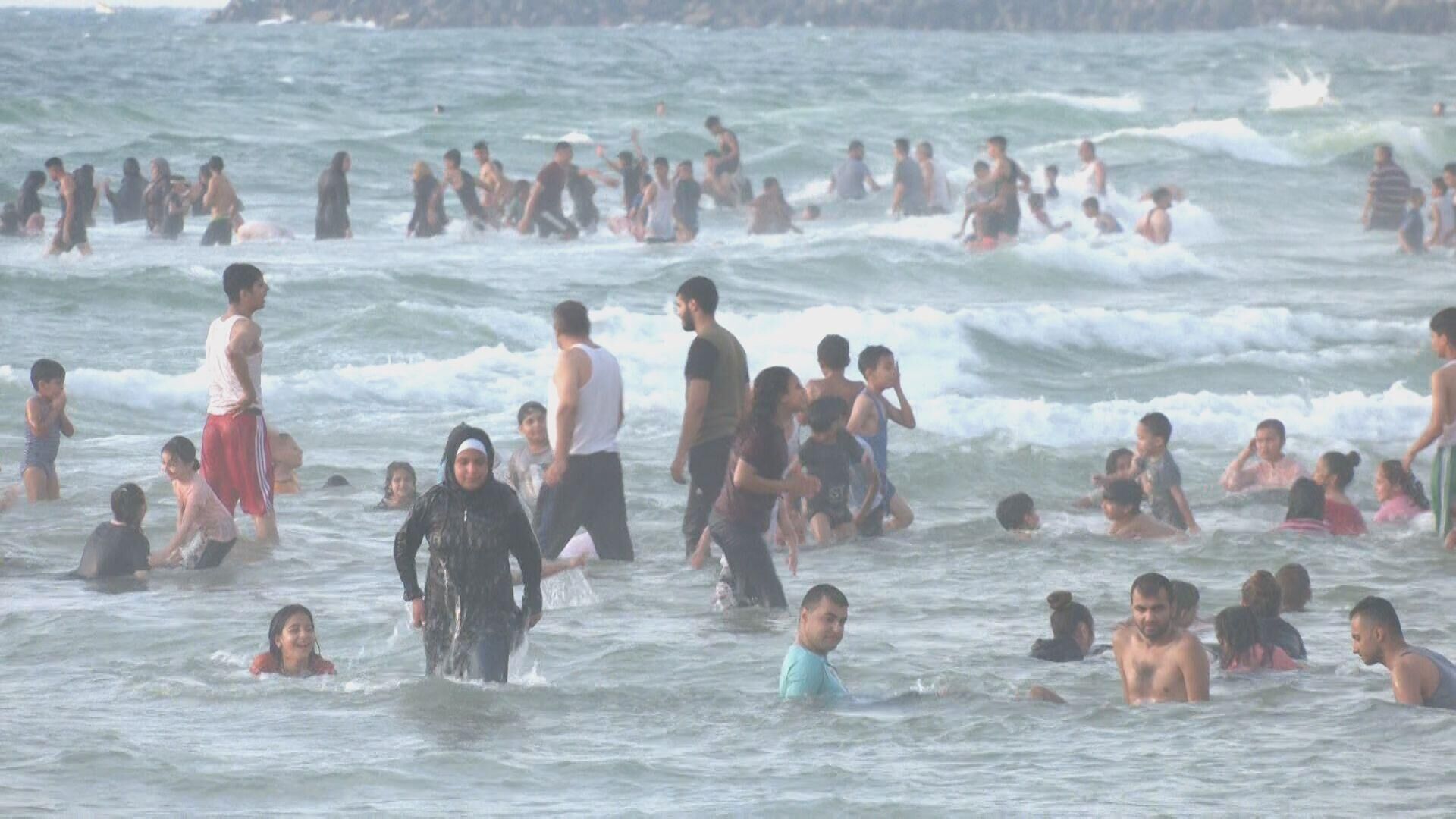 سكان قطاع غزة يستمتعون بالسباحة في مياه بحر نظيفة لأول مرة منذ 15 سنة  - سبوتنيك عربي, 1920, 22.06.2022