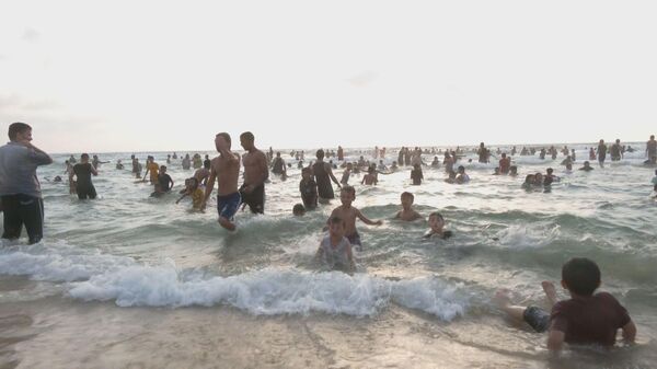 سكان قطاع غزة يستمتعون بالسباحة في مياه بحر نظيفة لأول مرة منذ 15 سنة  - سبوتنيك عربي