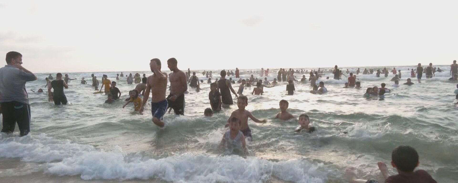 سكان قطاع غزة يستمتعون بالسباحة في مياه بحر نظيفة لأول مرة منذ 15 سنة  - سبوتنيك عربي, 1920, 17.04.2024