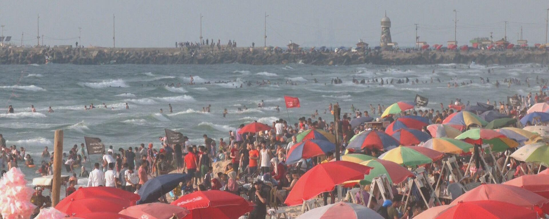 سكان قطاع غزة يستمتعون بالسباحة في مياه بحر نظيفة لأول مرة منذ 15 سنة  - سبوتنيك عربي, 1920, 22.06.2022