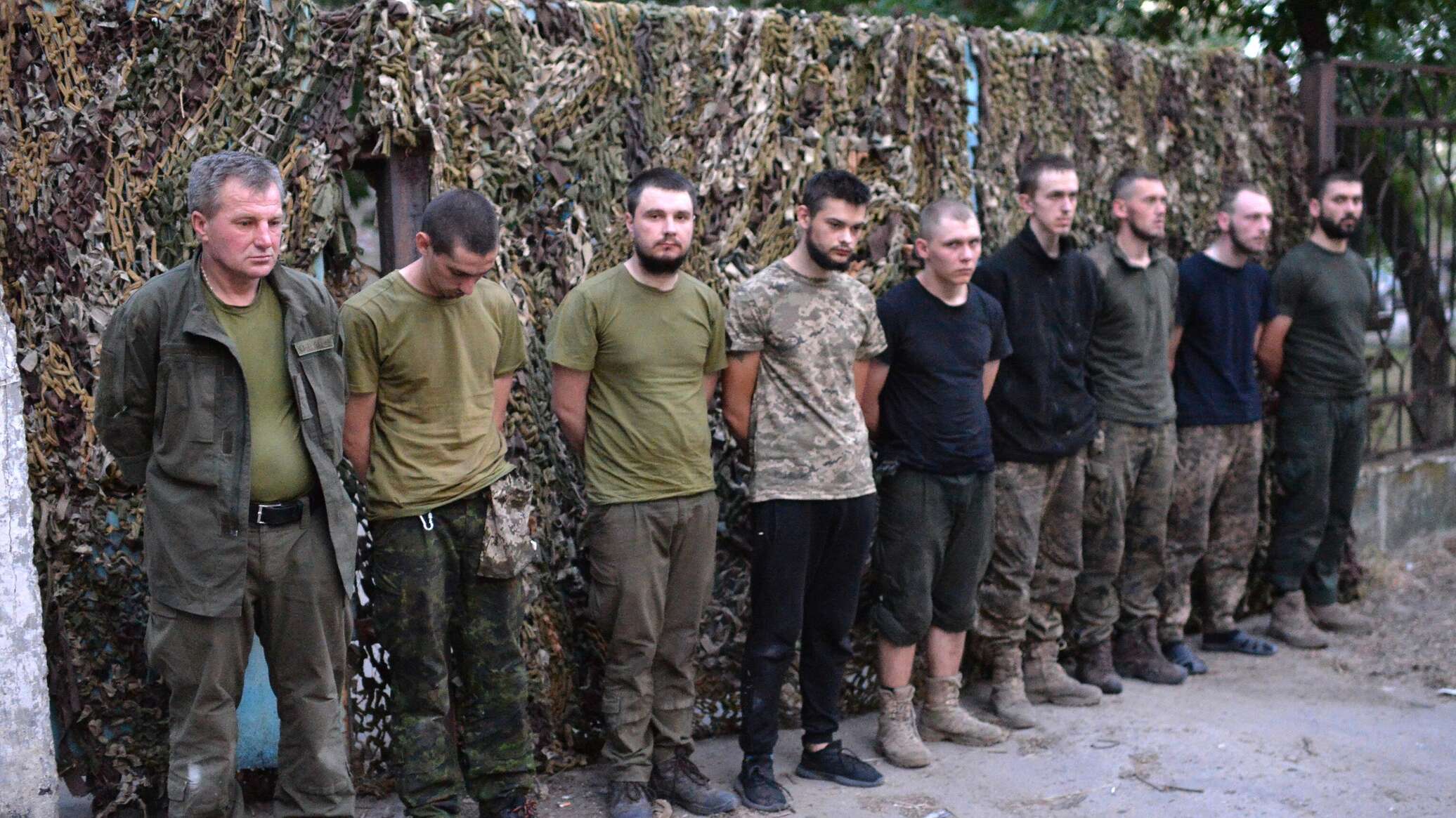 لحظة رفع جنود أوكرانيين "الرايات البيض" وتسليم أسلحتهم... فيديو