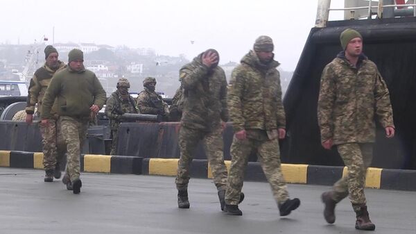 أسرى من عناصر القوات الأوكرانية الذين أعلنوا الاستسلام في جزيرة زْمِيِينيه  - سبوتنيك عربي