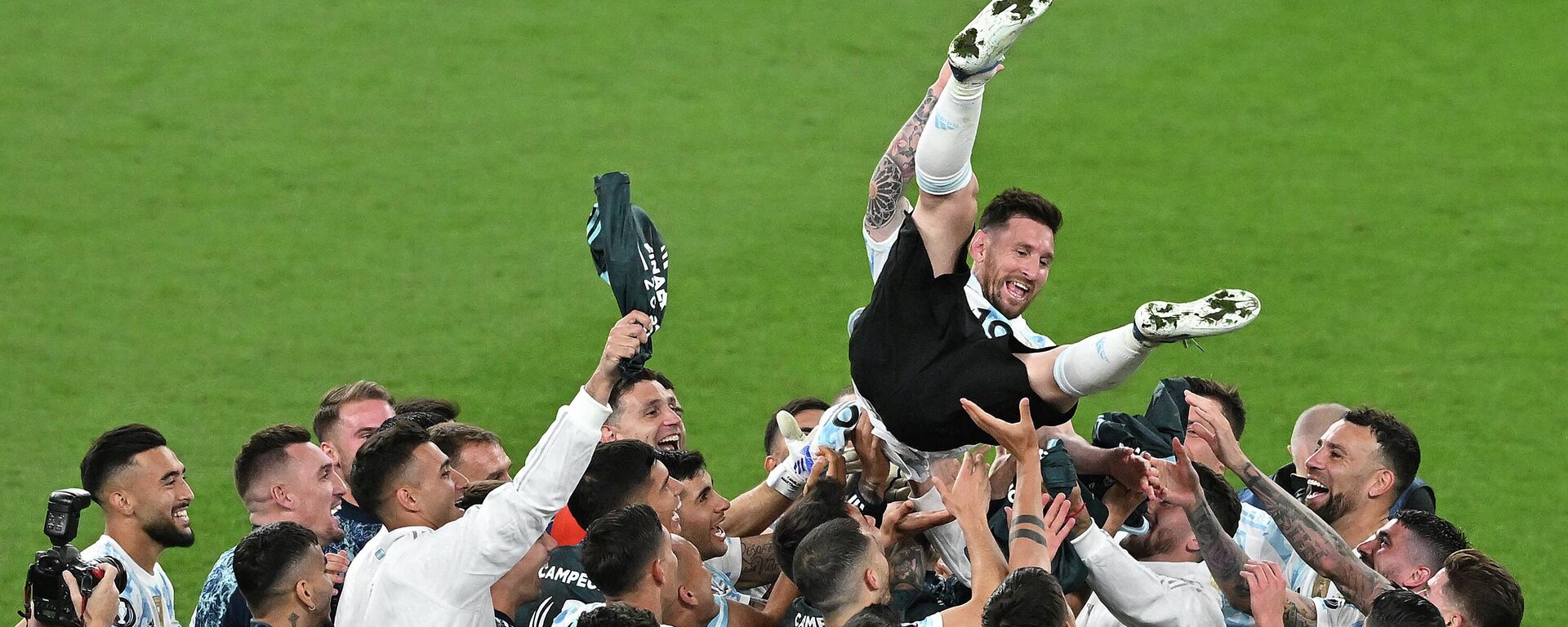 لاعبو فريق الأرجنتين يرفعون المهاجم الأرجنتيني ليونيل ميسي إلى الهواء أثناء احتفالهم بالفوز في مباراة كرة القدم الدولية الودية بين إيطاليا والأرجنتين على ملعب ويمبلي بلندن في 1 يونيو 2022 - سبوتنيك عربي, 1920, 10.12.2022