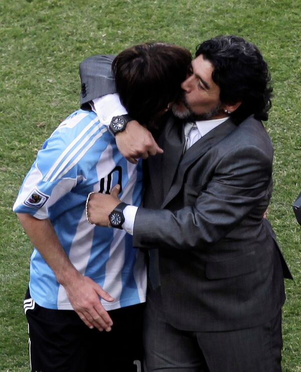 مدرب الأرجنتين دييجو مارادونا، يمين، يحتضن الأرجنتيني ليونيل ميسي، حيث غادر بعد مباراة كرة القدم في المجموعة الثانية في كأس العالم، الخميس 17 يونيو عام 2010 - سبوتنيك عربي