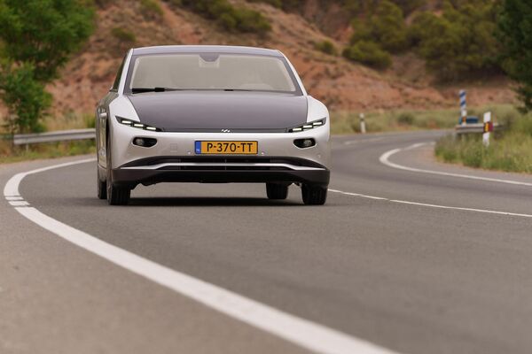 أول سيارة تعمل بالطاقة الشمسية Lightyear O تسير في الطريق خلال عرضها العالمي الأول في توديلا ، شمال إسبانيا، 9 يونيو 2022 - سبوتنيك عربي