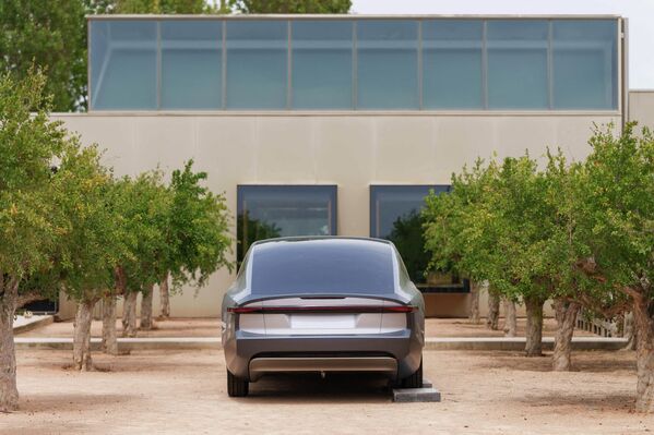  أول سيارة تعمل بالطاقة الشمسية Lightyear O خلال عرضها التقديمي العالمي الأول في توديلا ، شمال إسبانيا، في 9 يونيو 2022 - سبوتنيك عربي