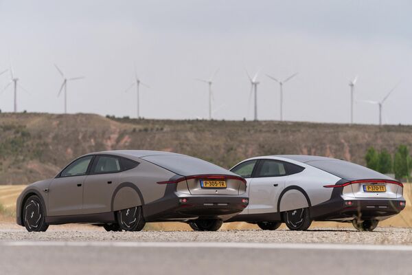 اثنتان من أولى السيارات التي تعمل بالطاقة الشمسية Lightyear O خلال العرض العالمي الأول لها في توديلا ، شمال إسبانيا، 9 يونيو 2022 - سبوتنيك عربي
