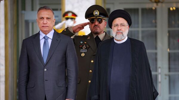 الرئيس الإيراني إبراهيم رئيسي يستقبل رئيس الوزراء العراقي مصطفى الكاظمي في طهران 26 يوينو/ حزيران 2022 - سبوتنيك عربي