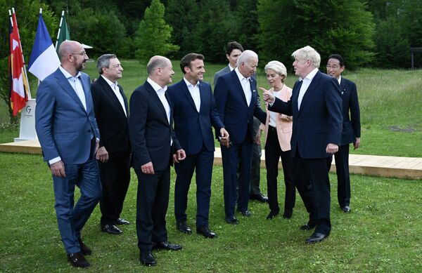 رئيس الوزراء البريطاني بوريس جونسون (اليمين) يتحدث مع (من اليسار إلى اليمين) رئيس المجلس الأوروبي تشارلز ميشيل، ورئيس الوزراء الإيطالي ماريو دراجي، والمستشار الألماني أولاف شولز، والرئيس الفرنسي إيمانويل ماكرون، والرئيس الأمريكي جو بايدن، ورئيسة المفوضية الأوروبية أورسولا فون دير لاين، ورئيس الوزراء الكندي، قلعة إلماو، جنوب ألمانيا، 26 يونيو 2022. - سبوتنيك عربي