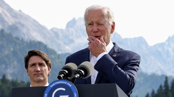 الرئيس الأمريكي جو بايدن يلقي كلمة خلال مؤتمر صحفي بجانب رئيس الوزراء الكندي، يونيو 26 غام 2022 - سبوتنيك عربي