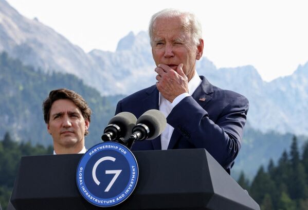 الرئيس الأمريكي جو بايدن يلقي كلمة خلال مؤتمر صحفي بجانب رئيس الوزراء الكندي، 26 يونيو غام 2022 - سبوتنيك عربي