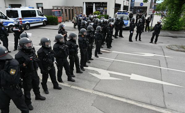الشرطة تغلق طريقًا خلال مظاهرة ضد قمة مجموعة السبع ، في 26 يونيو 2022 في جارمش بارتنكيرشن، جنوب ألمانيا - سبوتنيك عربي