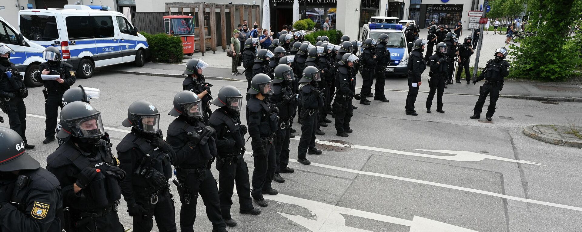 الشرطة تغلق طريقًا خلال مظاهرة ضد قمة مجموعة السبع، 26 يونيو عام 2022 في جارمش بارتنكيرشن، جنوب ألمانيا - سبوتنيك عربي, 1920, 18.02.2023