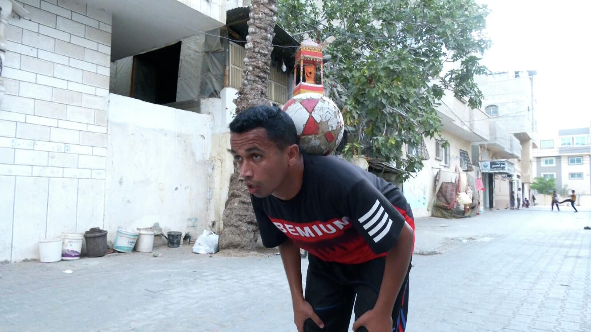 فلسطيني يمارس رياضة كرة القدم الاستعراضية بمهارة بين ازقة مخيمات اللجوء في قطاع غزة - سبوتنيك عربي, 1920, 27.06.2022