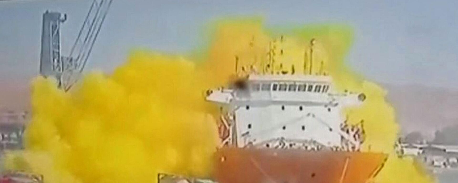 صورة مأخوذة من لقطات كاميرات المراقبة التي بثتها قناة المملكة الأردنية في 27 يونيو 2022 تظهر لحظة انفجار غاز سام في ميناء العقبة الأردني. - سبوتنيك عربي, 1920, 27.06.2022