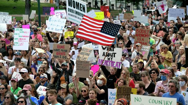 ناشطون في مجال حقوق الإجهاض يتظاهرون أمام مبنى الكابيتول بولاية كولورادو في دنفر بولاية كولورادو في 27 يونيو 2022، بعد أربعة أيام من إسقاط المحكمة العليا الأمريكية حق الإجهاض. - سبوتنيك عربي