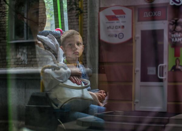 هذه بداية الحرب، يونيو/ حزيران 2014. معارك سلافيانسك. يغادر الصبي الصغير المدينة ليلاً وهو الآن لاجئ. إنه لا يعرف بعد أن الحرب ستستمر ثماني سنوات على الأقل. - سبوتنيك عربي