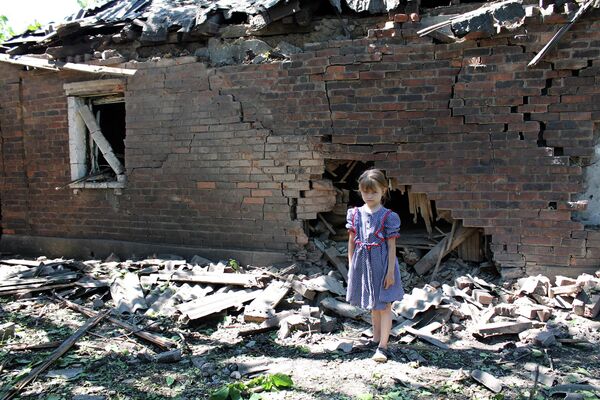 هذه الفتاة من غورلوفكا تُركت بلا مأوى. دمرت القصف المدفعي الأوكراني منزلها. 9 يونيو/ حزيران 2015 - سبوتنيك عربي