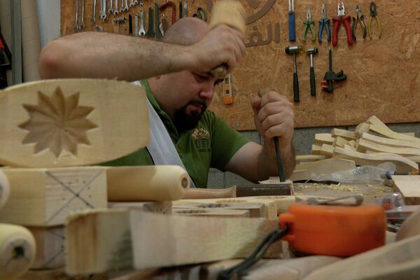 مهندس معماري يُبدع في صناعة المشغولات الخشبية  - سبوتنيك عربي