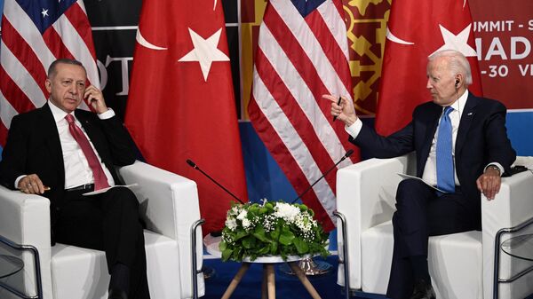 الرئيس الأمريكي جو بايدن يلتقي الرئيس التركي رجب طيب أردوغان في قمة الناتو في مدريد - سبوتنيك عربي