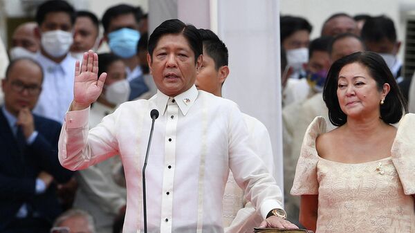 فرديناند ماركوس جونيور (في الوسط إلى اليسار) يؤدي اليمين الدستورية لرئيس الفلبين بينما تنظر زوجته لويز (وسط اليمين) وأبناؤهم خلال حفل الافتتاح في المتحف الوطني في مانيلا، الفلبين في 30 يونيو 2022. - سبوتنيك عربي